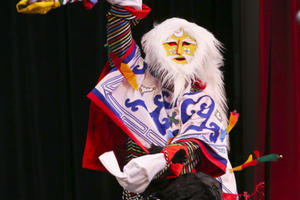 Danse et chant sacré par des moines du monastère de Drpung Gomang