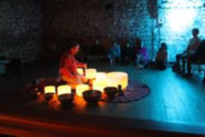 photo concert méditatif avec les bols tibétain