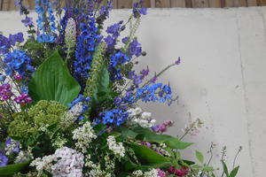 Créativité et art floral : les vases bleus, travail sur la couleur