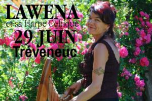 photo Lawena et sa harpe Celtique en concert