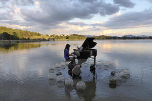 Le piano du lac au Parc Mysterra