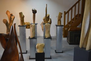 photo exposition de sculptures sur bois, art contemporain