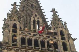 Arrivée du père Noël en descente en rappel du clocher