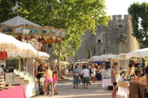 MARCHE NOCTURNE ARTISANAL AIGUES MORTES