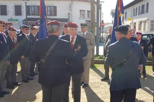 photo Cérémonie au monument aux morts