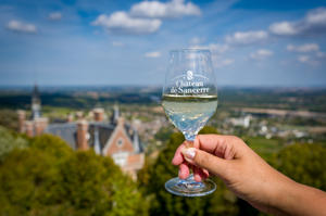 photo Le Château de Sancerre rouvre ses portes et reconduit sa visite guidée emblématique « Au cœur des terroirs ». 