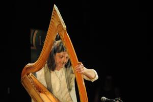Christophe GUILLEMOT joue sur les harpes qu'il a fabriqué à l'abbaye de Paimpont