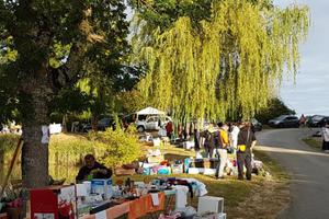 Vide-grenier au bord du lac de Marcenac