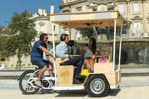 RADIO MÉGA TRAVERSE LA DRÔME AVEC SON STUDIO-RADIO-VÉLO ET 80 APPRENTIS JOURNALISTES