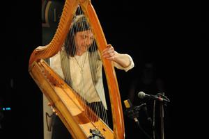 Christophe GUILLEMOT joue comme il respire sur les harpes celtiques qu'il a fabriqué