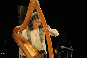Christophe GUILLEMOT joue sur les harpes celtiques qu'il a fabriqué à l'église du Graal de TREHORENTEUC