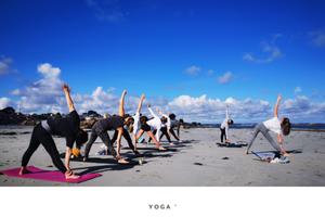 photo Cours de yoga sur la plage