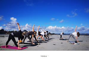 Cours de yoga sur la plage