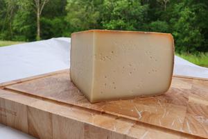 photo Surprenez vos invités avec notre fromage fermier Ossau Iraty.