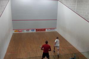 Découvertes gratuites pour tous du squash de 5 à 75 ans.