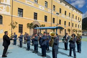 Vitaliano Gallo dirige L'Harmonie Municipale Pascale Anfossi Le 1èr Mai 2002