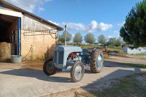 rassemblement de tracteur et de voiture