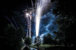 GUINGUETTE AU BORD DE L'EAU ET FEU D'ARTIFICE