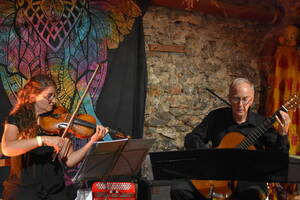 Duo Megi Cossart et Antoine Chaigne, violon et guitare, en concert pour le Folk Club de Cahors avec la musique d'Amérique du Sud