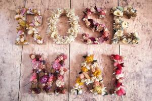 Atelier fleurs séchées près de Saint-Nazaire : créez une lettre fleurie
