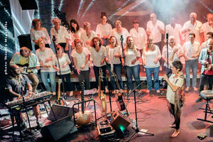 Marianne Aya Omac et le choeur de MAO