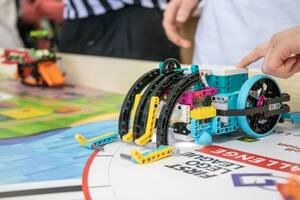 A Orléans, un tournoi de robotique FIRST LEGO League allie art et technologie !