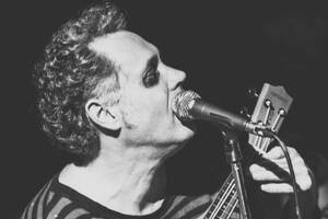 Fred Batista en concert pour le Folk Club de Cahors avec les chansons loufoques