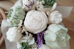 Des bouquets de fleurs en bougies