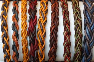 Stage de maroquinerie pour enfants : fabrication d'un bracelet en cuir tressé