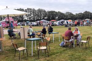 photo fête communale avec vide grenier
