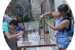 photo Atelier vannerie, fabrication de nichoir avec Annick
