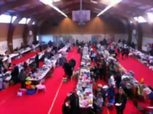 Braderie vêtements et jouets puériculture