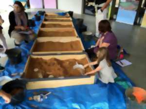 ATELIER ENFANT : FOUILLES ARCHELOGIQUES