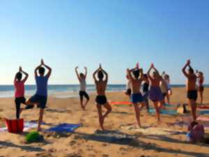 Cours de yoga sur la plage