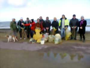 Collecte de déchets sur la plage du Home Varaville