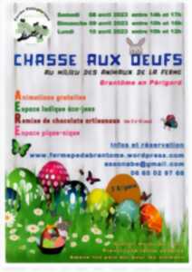 Chasse aux oeufs de Pâques au milieu des animaux de la ferme