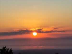 photo Lever de soleil et petit déjeuner au sommet de la Roche de Solutré