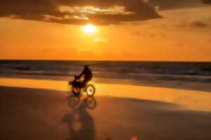 photo Balade à vélo sur la plage au coucher de soleil