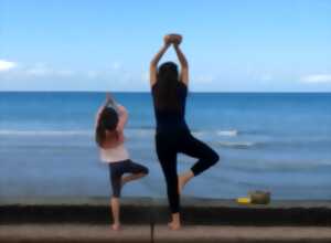 photo Capucine Clayton : Yoga sur la digue de Wimereux