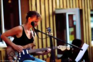 Concert de Julianne Joe au Cercle Populaire de Rions