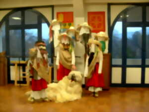 photo Carnaval : Exposition des costumes labourdins du groupe de danse Begiraleak