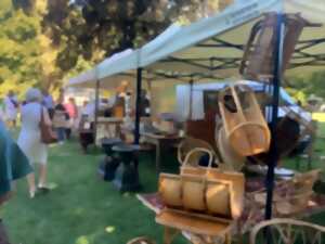 Belle brocante d'été dans le jardin des moines