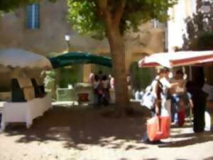 photo Marché des Producteurs de Pays et marché traditionnel du samedi matin à St Geniez avec animation musicale par Yannick Luche