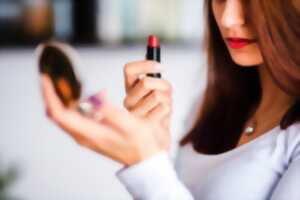 Maquillage pour les yeux et lèvres