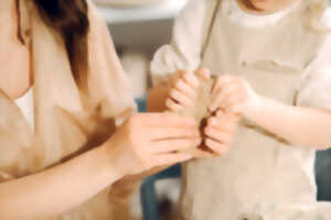 Atelier pour enfants : Entre les doigts l'argile prend forme