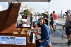 photo Pianos on the docks