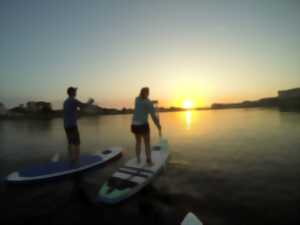 Descente du courant en paddle au coucher du soleil