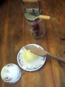 photo Du beurre à la baratte - Ferme-musée du Cotentin