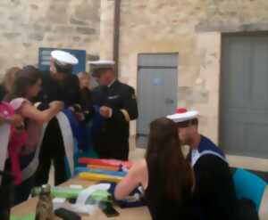 photo Atelier fleurs en papier crépon dans le cadre de la fête des Marins