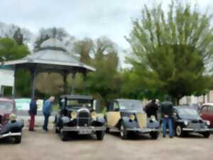 photo Rassemblement mensuel de voitures et camions anciens